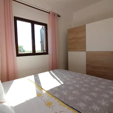 Liliana Near * פורץ